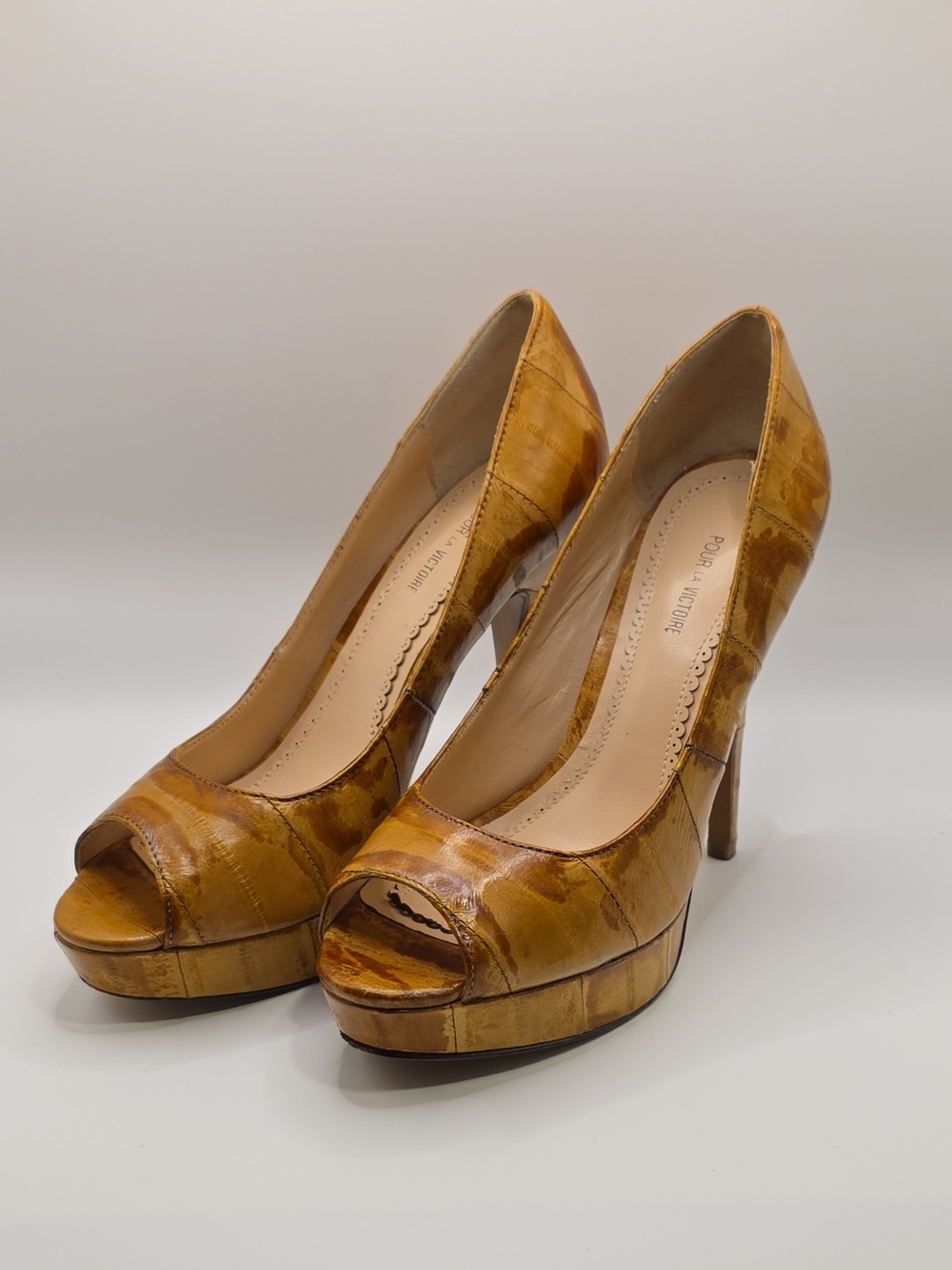 Pour La Victoire Angelie Eel Skin Platform Peep Toe Heels Size 7.5